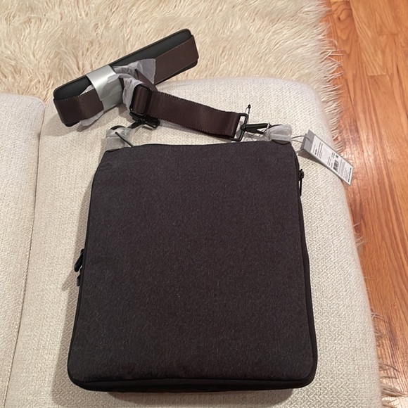 NWT Victorinix Architecture Urban cross body bag gray with brown strap - Picture 5 of 6